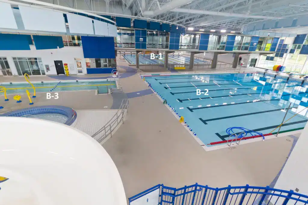 Photo vue de haut des trois bassins du Complexe aquatique.